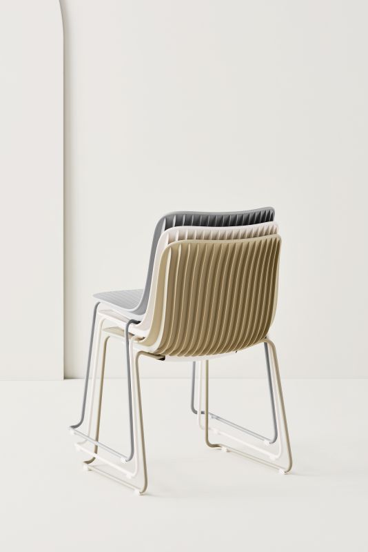 Gestapelte Dragonfly Stühle mit Kufengestell in Beige und Grau, moderne Design Stühle.